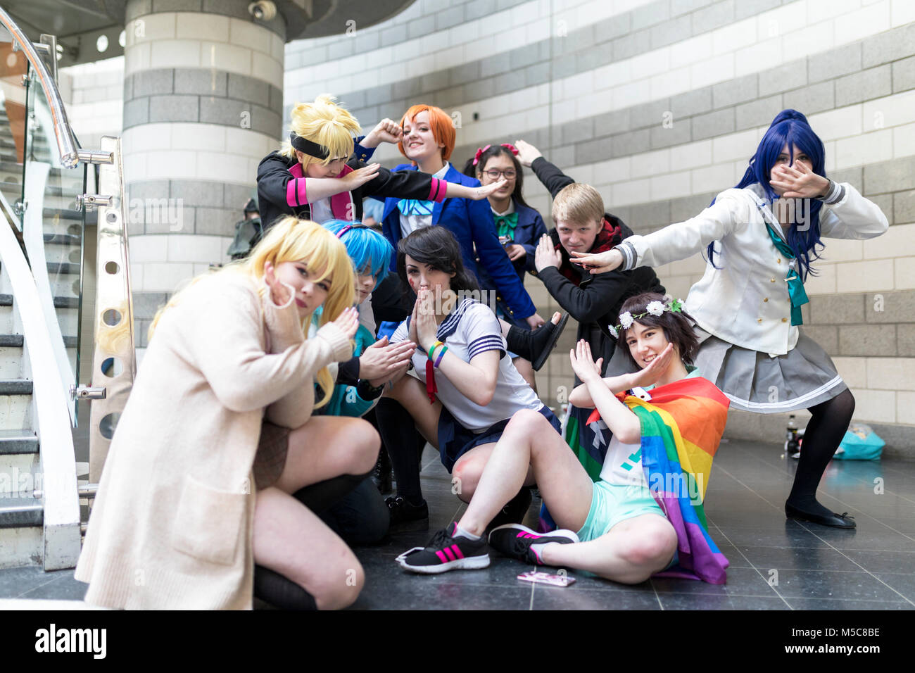 Doncaster Comic Con 11e Feruary 2018 au Royaume-Uni Doncaster Dome. Jeune Groupe d'adolescents habillés en cosplay fancy dress posing for the camera Banque D'Images