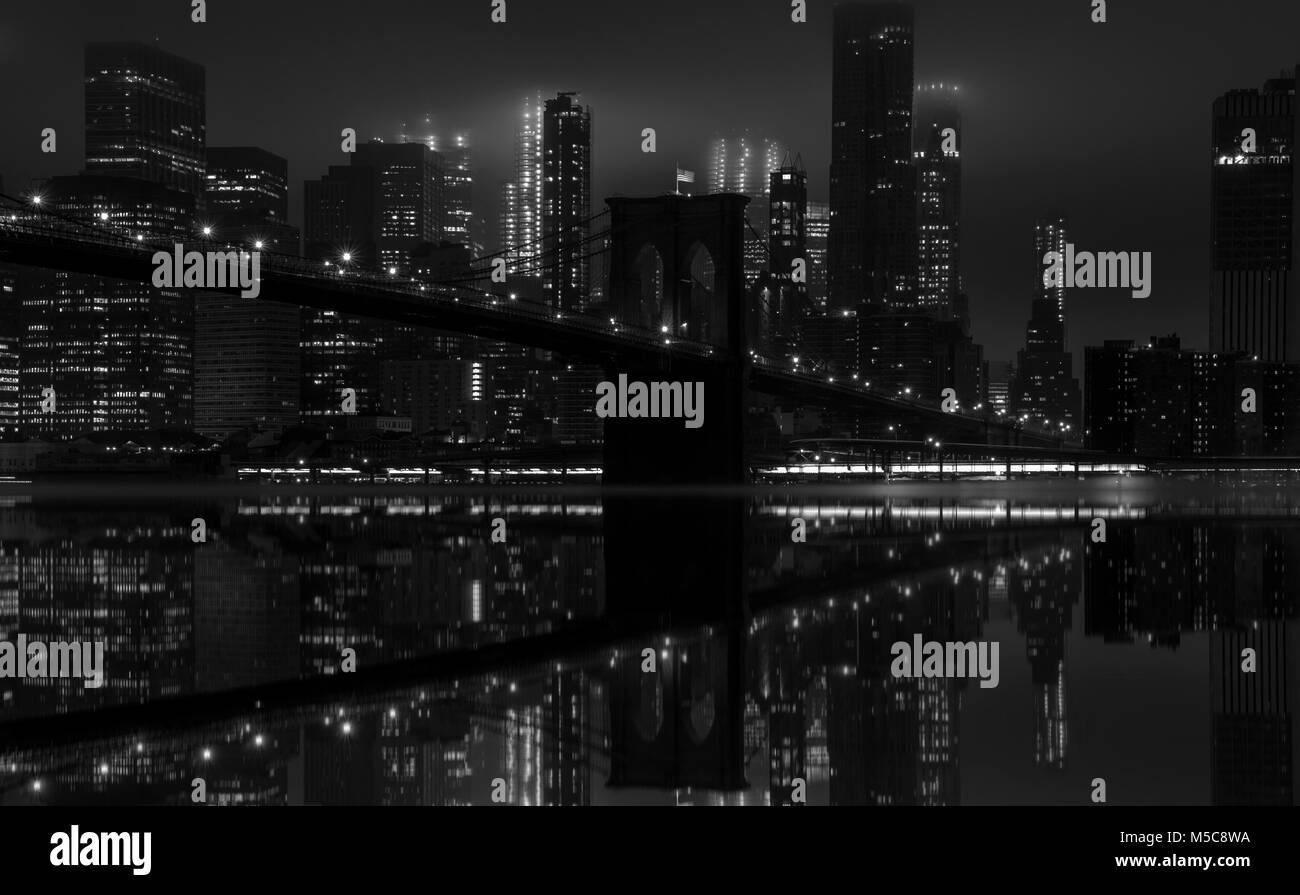 Noir et blanc de nuit vue du pont de Brooklyn et Manhattan Downtown skyline Banque D'Images