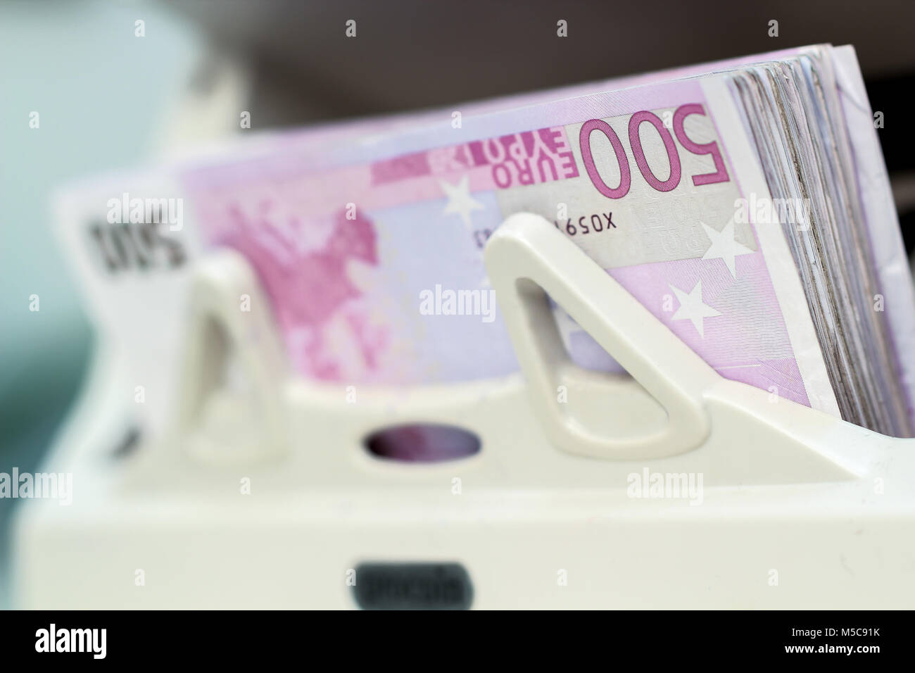 Monnaie de l'Union européenne. L'argent comptant. L'entreprise. L'argent électronique compteur avec 500 100 billets en euros. Banque D'Images