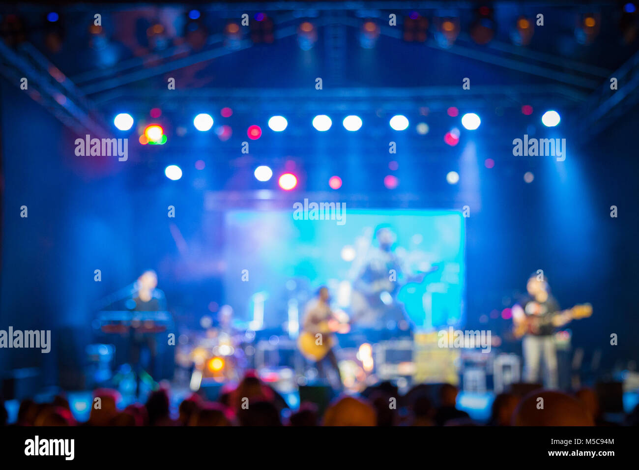 Foule et interprètes avec stage lights sur concert live defocused Banque D'Images