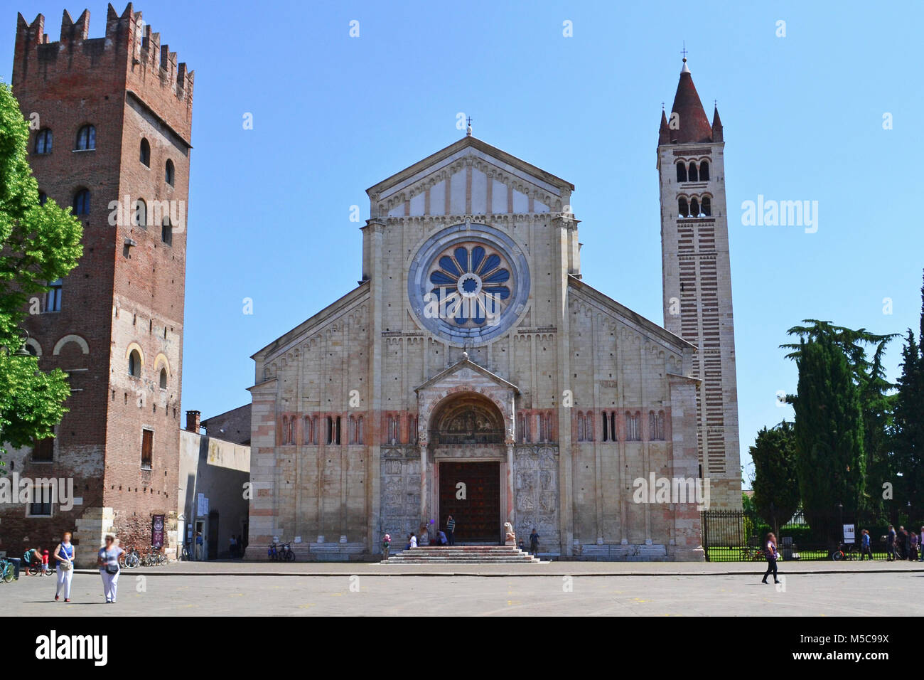 La cathédrale de Vérone, Basilique de San Zeno, clocher et l'extérieur de l'église, Italie Banque D'Images