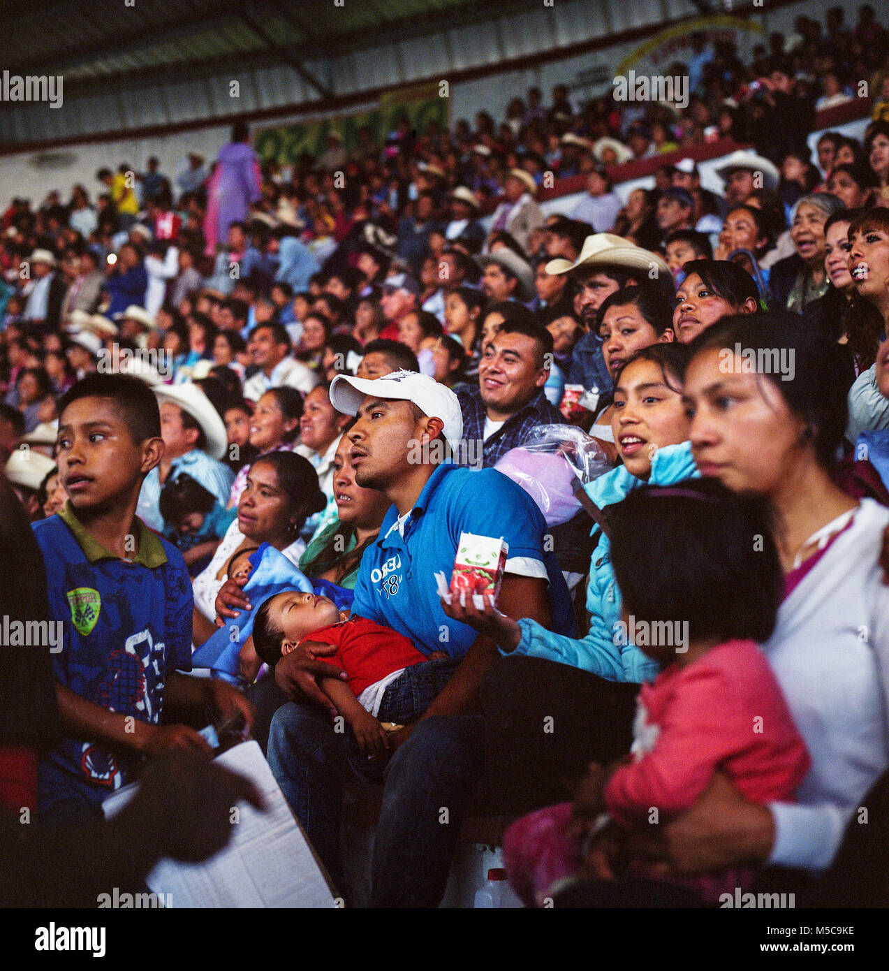 Les gens regardent l'automne fiesta rodeo dans Keran, Michoacan, Mexique le lundi, Octobre 6, 2014. La ville de Keran détient deux fêtes annuelles pour célébrer leur culture et leurs croyances religieuses. En avril 2011, après des années d'extorsion par les cartels locaux et de la complaisance du gouvernement local et la police, les habitants de Keran reconquis leur ville et leurs terres. Le pueblo (traduit en tant que peuple ou communauté) face au cartel, enlevé le gouvernement d'office, et créé leur propre force de police pour protéger la ville. Banque D'Images