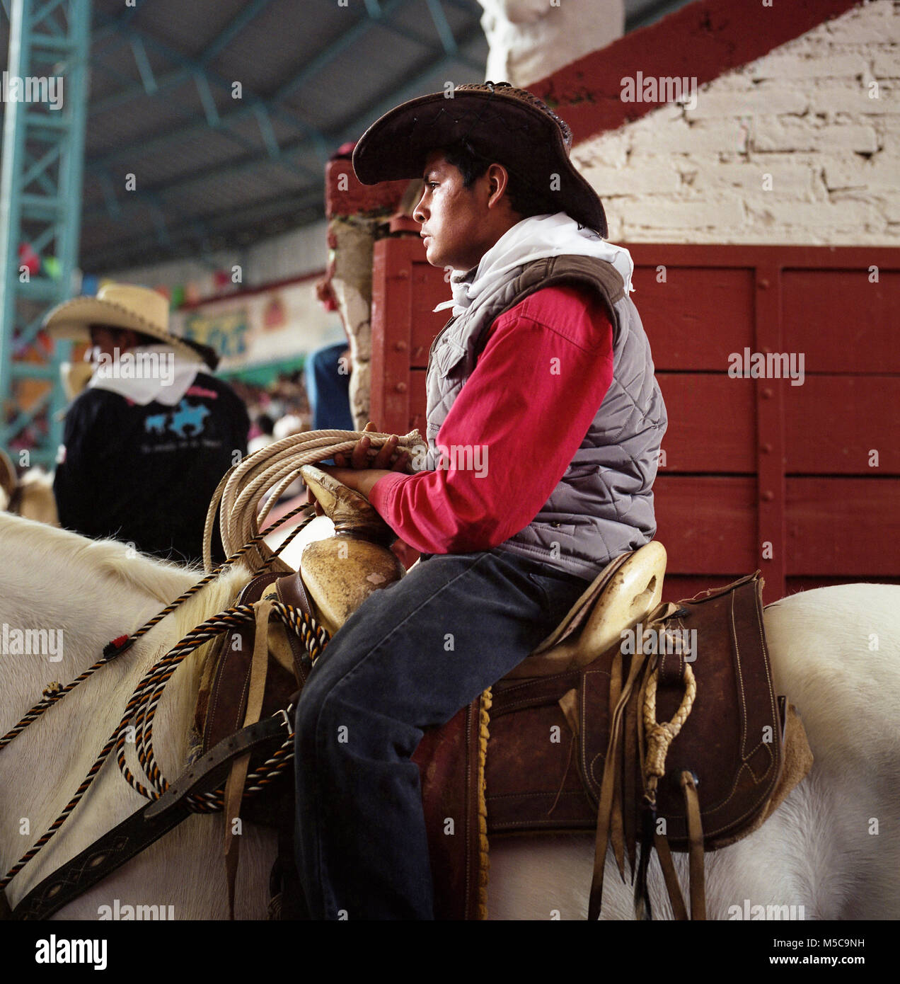 Un homme au cours de l'automne fiesta rodeo dans Keran, Michoacan, Mexique le lundi, Octobre 6, 2014. La ville de Keran détient deux fêtes annuelles pour célébrer leur culture et leurs croyances religieuses. En avril 2011, après des années d'extorsion par les cartels locaux et de la complaisance du gouvernement local et la police, les habitants de Keran reconquis leur ville et leurs terres. Le pueblo (traduit en tant que peuple ou communauté) face au cartel, enlevé le gouvernement d'office, et créé leur propre force de police pour protéger la ville. Banque D'Images