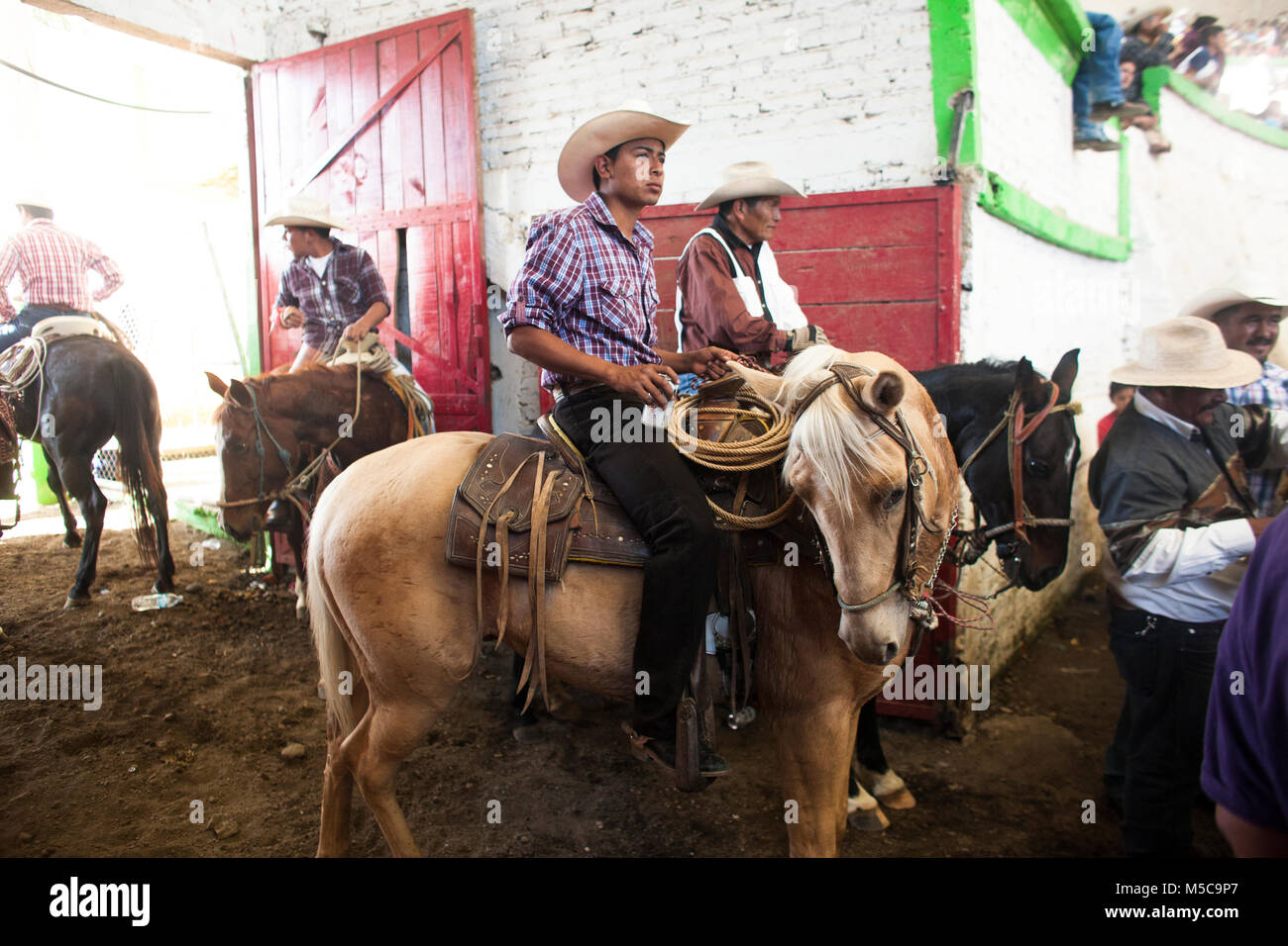 L'automne fiesta rodeo dans Keran, Michoacan, Mexique le vendredi 19 octobre, 2012. La ville de Keran détient deux fêtes annuelles pour célébrer leur culture et leurs croyances religieuses. En avril 2011, après des années d'extorsion par les cartels locaux et de la complaisance du gouvernement local et la police, les habitants de Keran reconquis leur ville et leurs terres. Le pueblo (traduit en tant que peuple ou communauté) face au cartel, enlevé le gouvernement d'office, et créé leur propre force de police pour protéger la ville. Banque D'Images