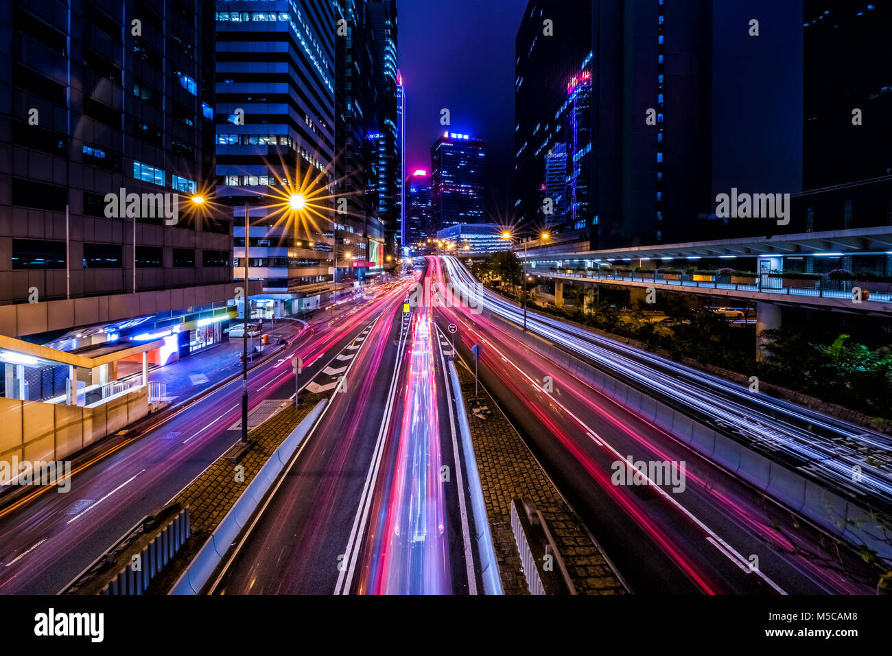 Quartier Central des affaires de Hong Kong dans la nuit avec un léger Banque D'Images