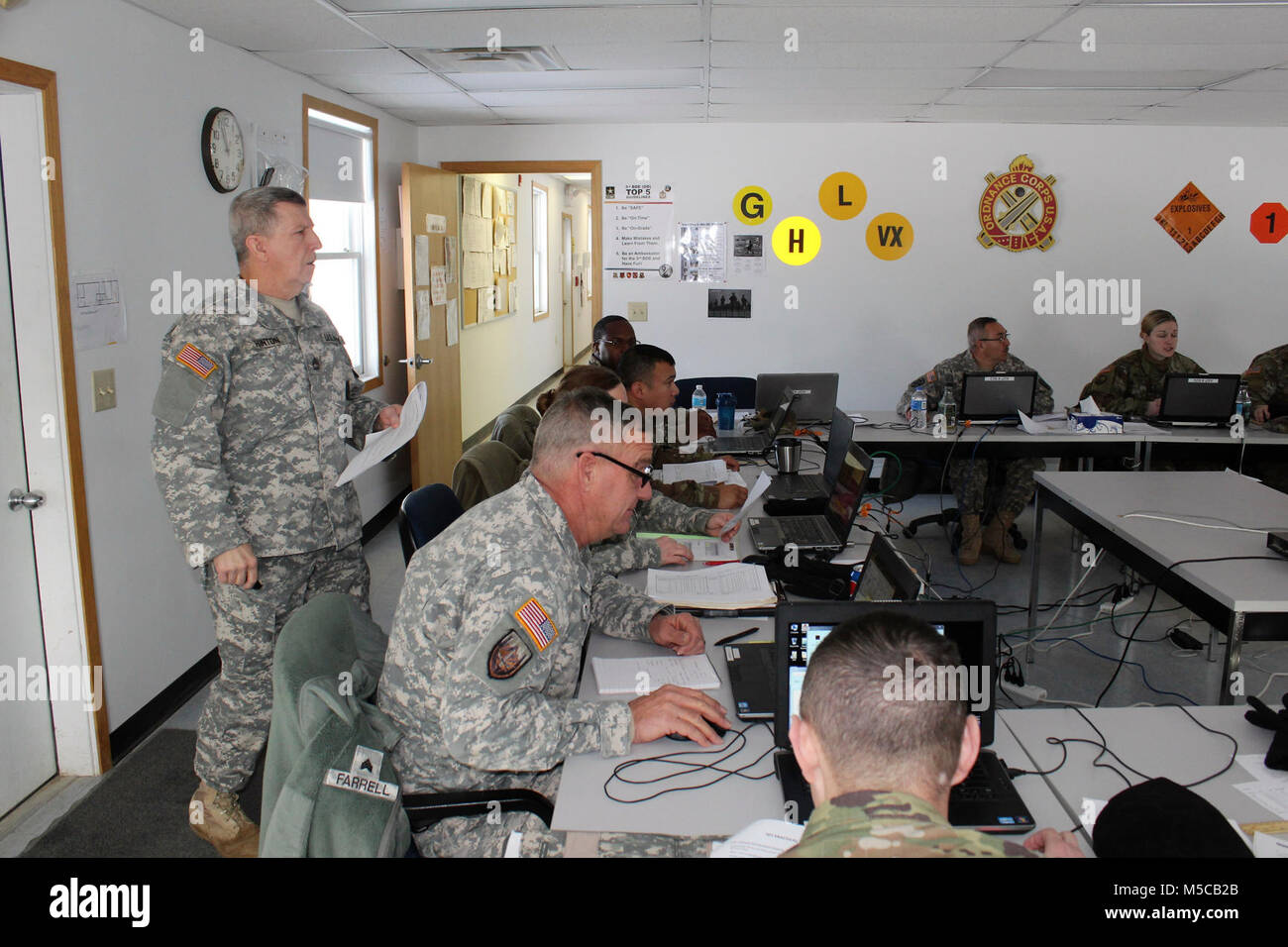 Le sergent instructeur. 1ère classe avec Lester Hinton au 13e bataillon du 100e Régiment enseigne aux étudiants dans le cours avancé 89B le 16 janvier 2018, à Fort McCoy, Wisconsin (Etats-Unis), la 13e, 100e est un bataillon d'artillerie qui offre de la formation et du soutien à la formation des soldats dans les spécialités professionnelles militaires - maintenance (MOS) série. L'unité, aligné sous la 3e Brigade, 94e Division du 80e commandement de l'instruction, a été de Fort McCoy depuis environ 1995. (U.S. Army Banque D'Images