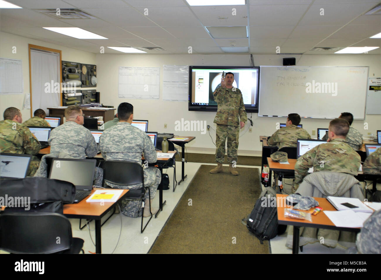 Le sergent instructeur. Jeremy 1ère classe VanStreain avec le 13e bataillon du 100e Régiment enseigne aux étudiants dans le cadre d'approvisionnement en munitions 89B le 16 janvier 2018, à Fort McCoy, Wisconsin (Etats-Unis), la 13e, 100e est un bataillon d'artillerie qui offre de la formation et du soutien à la formation des soldats dans les spécialités professionnelles militaires - maintenance (MOS) série. L'unité, aligné sous la 3e Brigade, 94e Division du 80e commandement de l'instruction, a été de Fort McCoy depuis environ 1995. (U.S. Army Banque D'Images