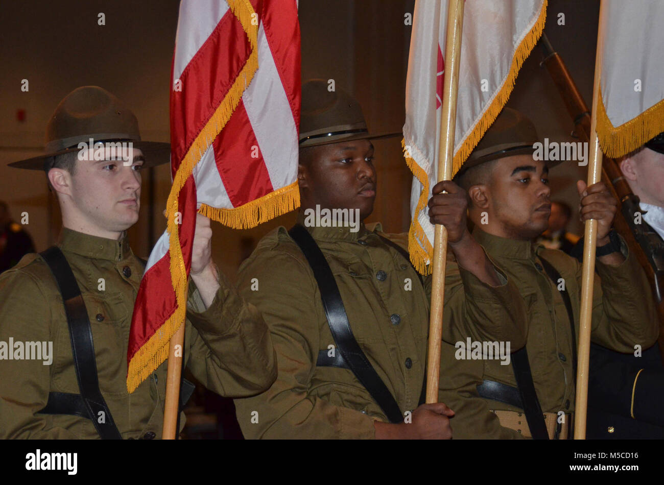 Tacoma, Washington - Le Sgt. Alexander Napier, 4e Escadron de reconnaissance d'attaque, 6e régiment de cavalerie, 16e Brigade d'aviation de combat, 7 Division d'infanterie ; CPS. Khalif Daniels, 1er Bataillon, 94e Régiment d'artillerie, 16e ; de la cabine et de la CPS. Javon Woodruff, 2e Bataillon d'hélicoptères d'assaut, 158e Régiment d'aviation, 16e cabine, porter des uniformes de l'Armée US WWI réplique lors de l'exécution comme gardes d'honneur pendant le bal du centenaire du I Corps à l'hôtel Murano, 10 février 2018. Les uniformes ont été donnés par Fort Lewis Museum et ont été utilisés pour honorer les origines du corps au cours de la 100e année de célébration. Banque D'Images