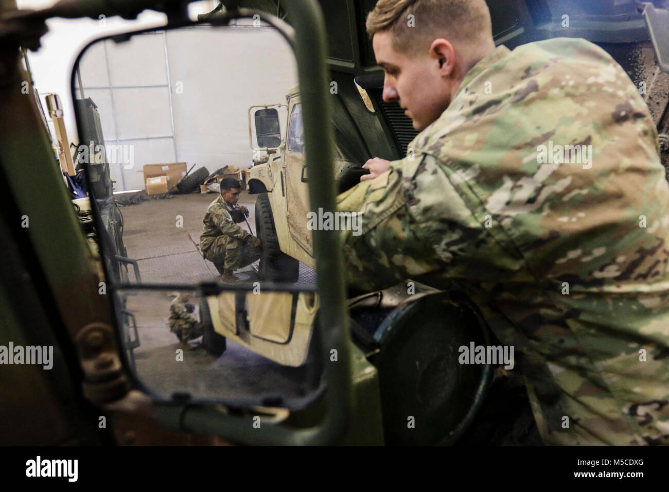 La CPS. Lorenzo (à gauche), un véhicule à chenilles réparateur, et la CPS. Dalton Hitchcock (à droite), un réparateur de matériel générateur, tant avec le 82e bataillon du génie de la Brigade Blindée, 2e Brigade Combat Team, 1re Division d'infanterie, soutenir des Humvees dans Zagan, Pologne le 14 février 2018 lors d'un déploiement à l'appui de la résolution de l'Atlantique. Le déploiement des soldats est une démonstration de l'engagement de l'armée des États-Unis à la sécurité collective de l'Europe à travers le déploiement de forces américaines en rotation en coopération avec ally et les pays partenaires. (U.S. Army Banque D'Images