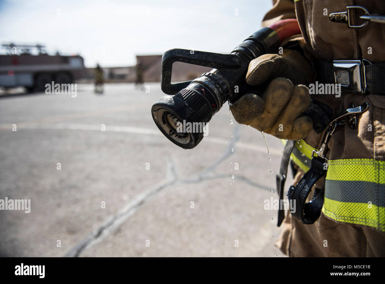 Les pompiers affectés au 332e Escadron expéditionnaire d Ingénieur Civil, répondre à un incident simulé scène au cours de la formation d'évacuation d'urgence, le 14 février 2018 dans le sud-ouest de l'Asie. Risques particuliers liés aux aéronefs militaires pompiers nécessitent de prendre des précautions particulières lorsqu'ils travaillent pour évacuer des victimes. (U.S. Air Force Banque D'Images