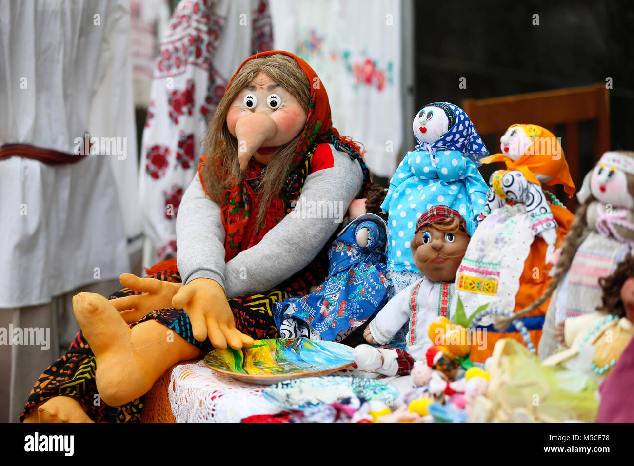 Le Bélarus, la ville de Gomel, le 3 juin 2017. Date de l'indépendance au Bélarus.Poupée de Baba Yaga's Banque D'Images