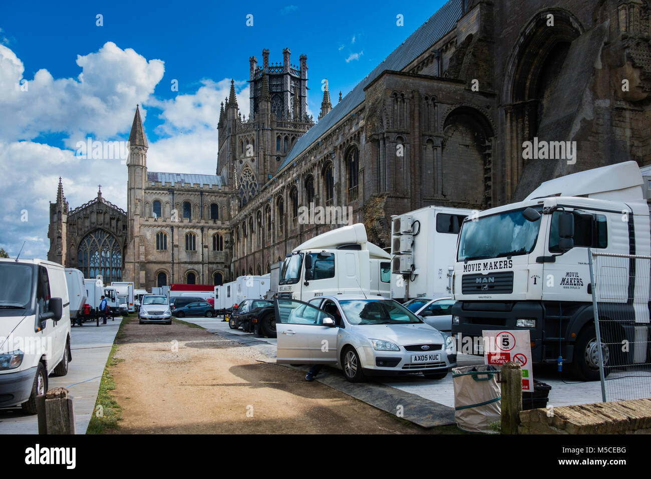 Installation emplacement véhicules sur place à la Cathédrale d'Ely pendant le tournage de la série américaine les Royals. Banque D'Images