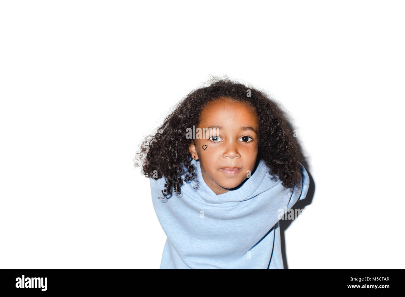 African American girl looking at camera grave Banque D'Images