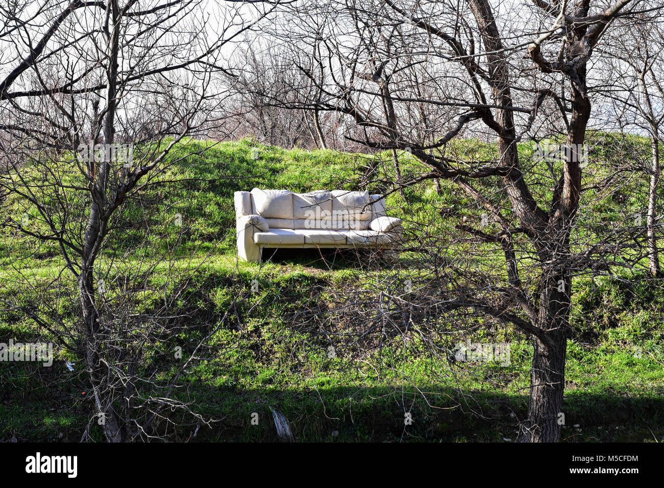 Une vieille coquille d'un canapé en décomposition est vu dans certains bois Banque D'Images