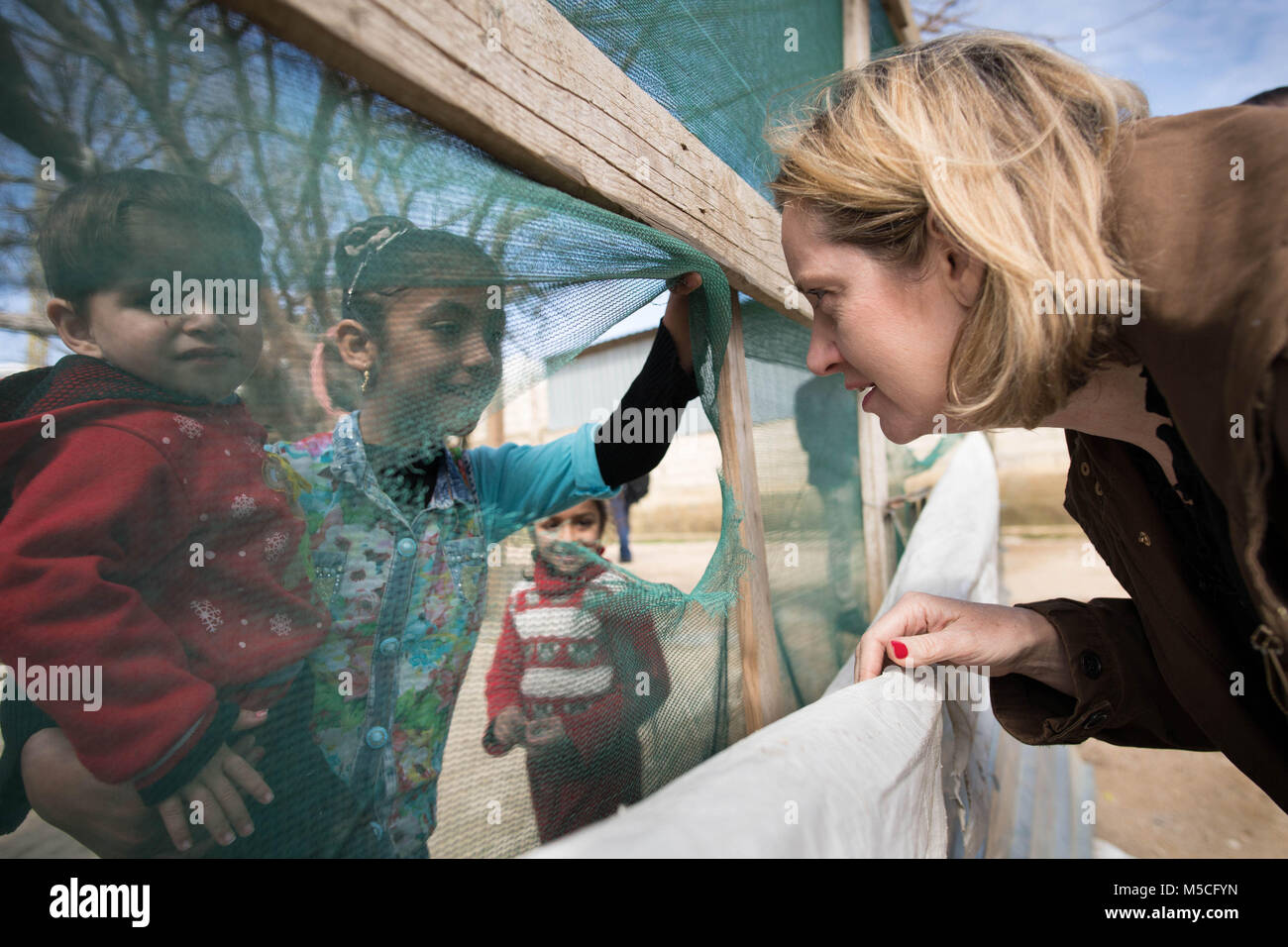 Secrétaire d'accueil répond aux réfugiés syriens Ambre Rudd lors d'une visite à l'Qab Elias Règlement informel dans la vallée de la Bekaa dans l'est du Liban près de la frontière syrienne. Banque D'Images