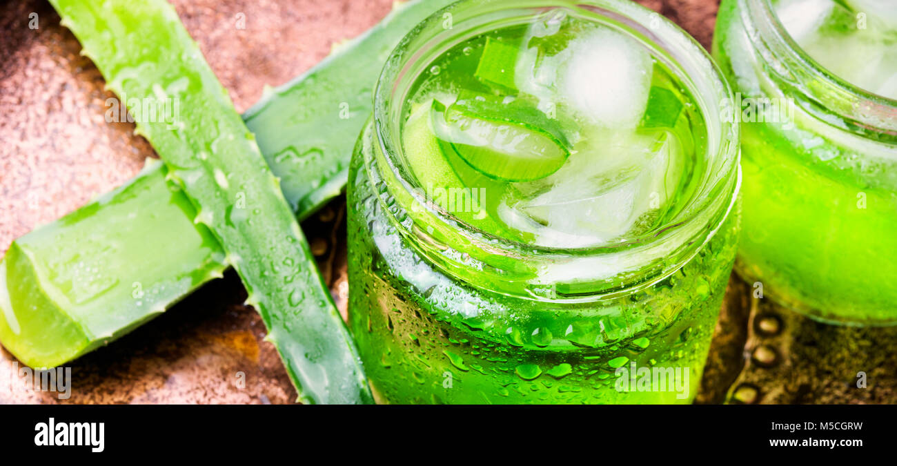 Les feuilles d'aloe vera et un verre de jus d'aloe vera Banque D'Images