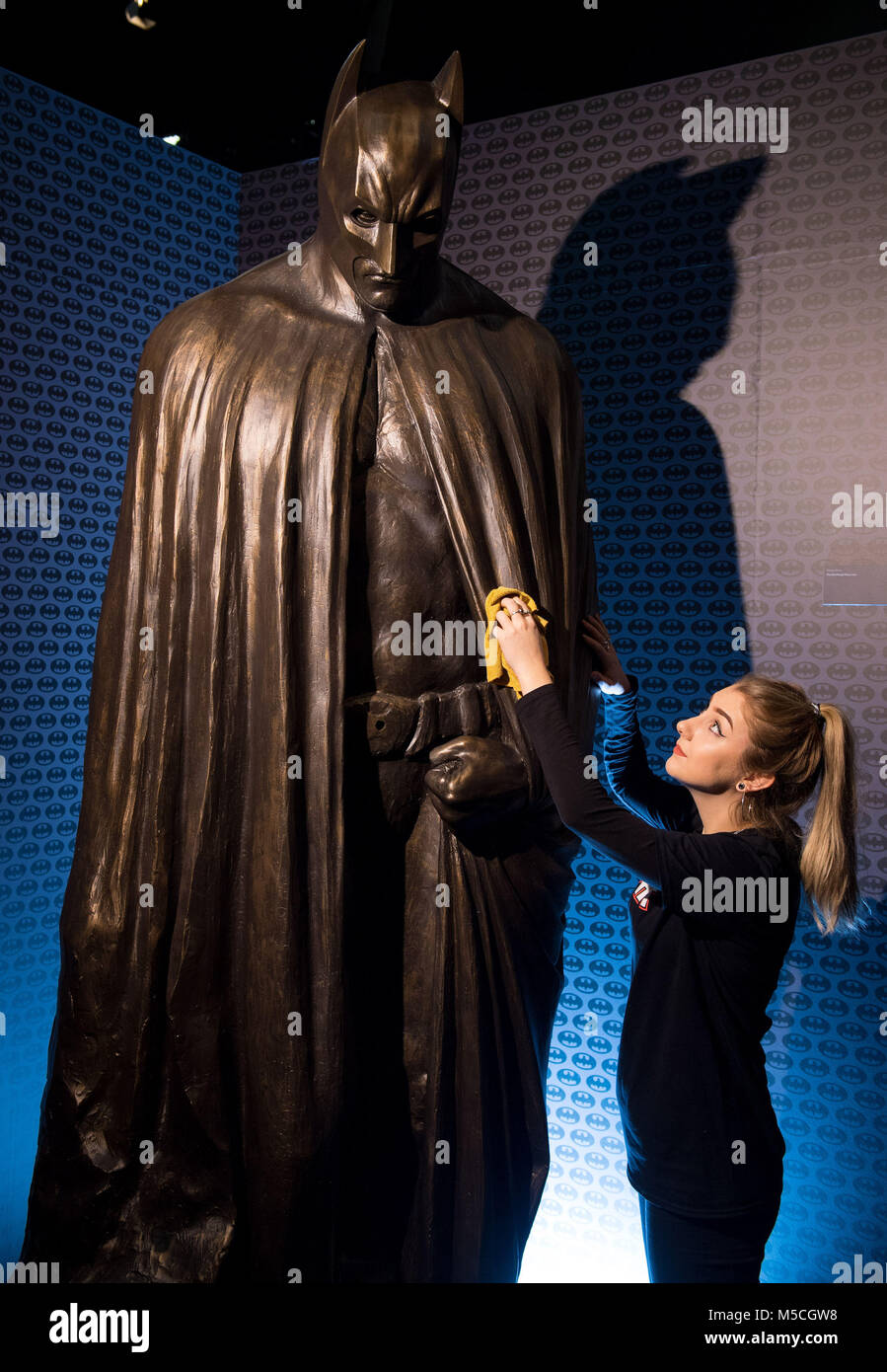Emily Talbot avec une statue de 'Batman The Dark Knight Rises" à l'ouverture de DC : exposition Nuit des Super Héros à l'O2 à Londres. Banque D'Images