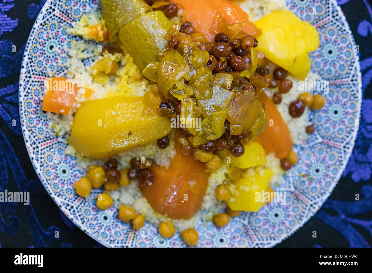 Couscous traditionnel préparé pour manger dans un restaurant marocain dans la plaque Banque D'Images