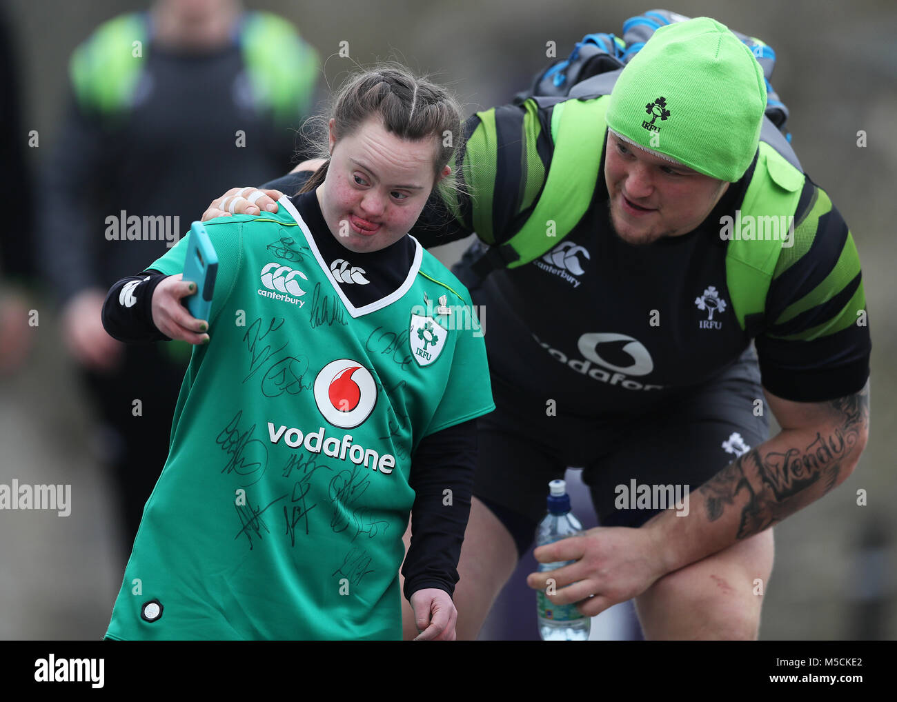 Ireland's Andrew Porter pose pour une photo avec Jennifer Malone à l'arrivée pour la séance de formation au carton House,. Banque D'Images