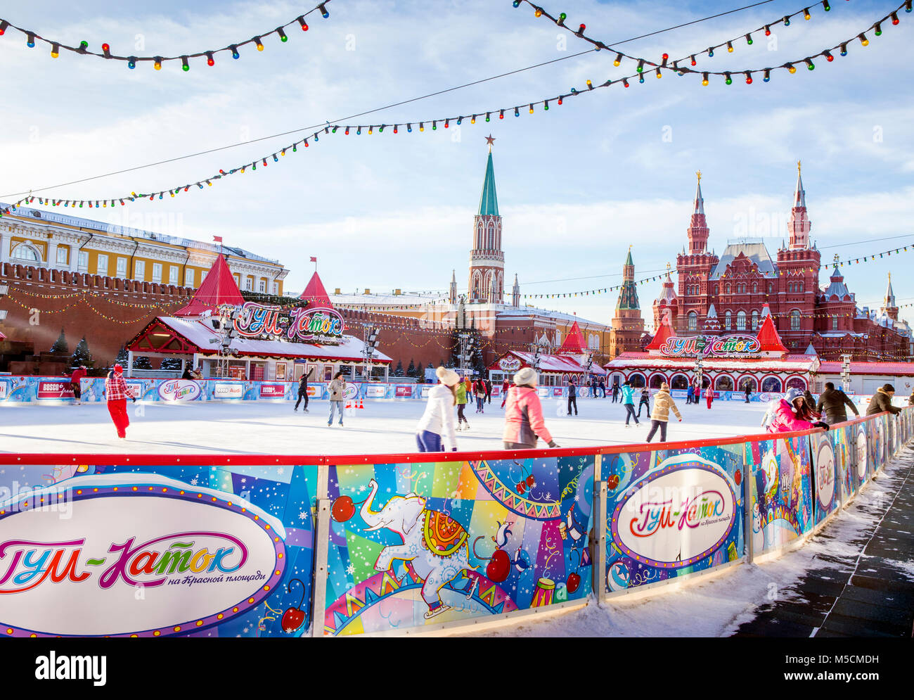 Moscou, Russie - 10 février 2015 : Les gens patiner sur une patinoire située sur la Place Rouge à Moscou, Russie Banque D'Images