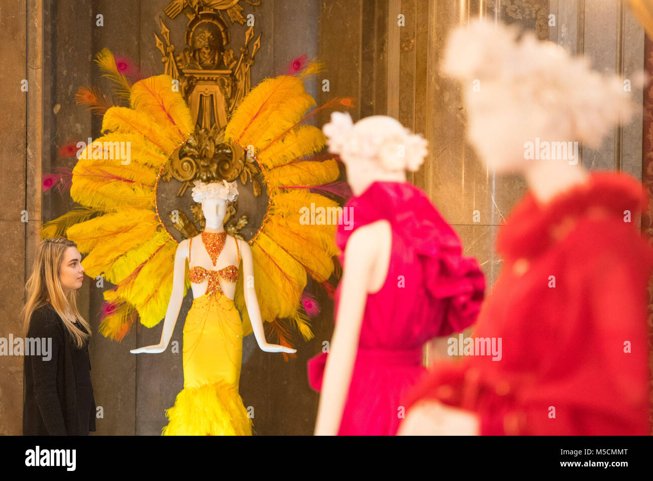 Un visiteur consulte une tenue (à gauche) fait en collaboration par créateur de mode, irisé, St Kitts et Nevis, et artisan Neisha La touche, à partir de la Grenade, à l'affiche à l'exposition de change de mode du Commonwealth à l'Australie House, Londres. L'exposition, qui comprend des partenariats entre certains des meilleurs du Commonwealth des designers et artisans, se déroule du 22 février au 6 mars. Banque D'Images