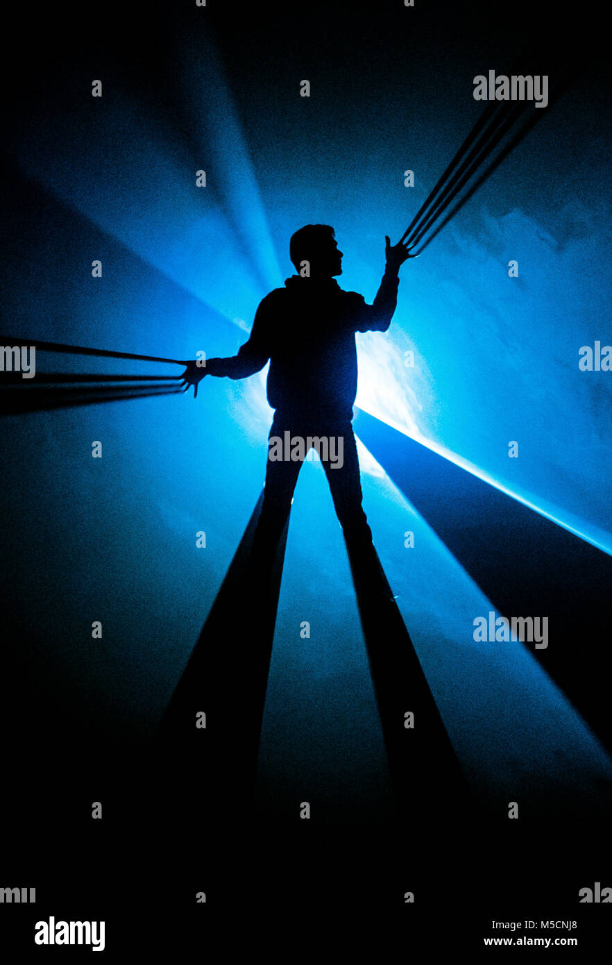 Un homme explore lumière fixe fonctionne, la première grande exposition de l'artiste britannique Anthony McCall dans plus d'une décennie, qui actuellement exposée au Hepworth Wakefield dans le West Yorkshire. Banque D'Images