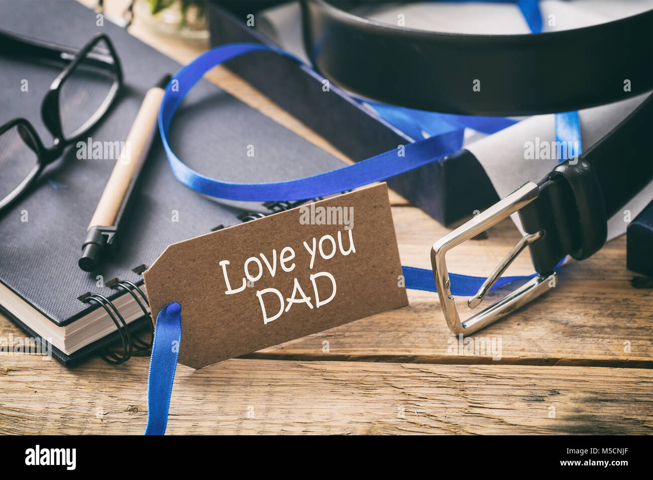 Concept de la fête des pères. Ceinture en cuir dans une boîte-cadeau, je t'aime papa dans une balise, l'arrière-plan de bureau Banque D'Images