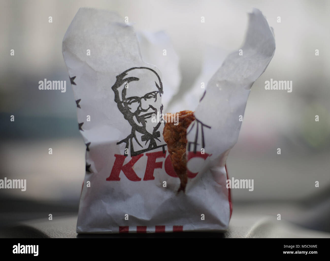 Un sac de poulet KFC à Londres. Le nouveau centre de stockage au centre des problèmes de livraison de poulet du KFC n'a pas encore été accordée l'enregistrement légalement à son exploitation, le conseil local a confirmé. Banque D'Images