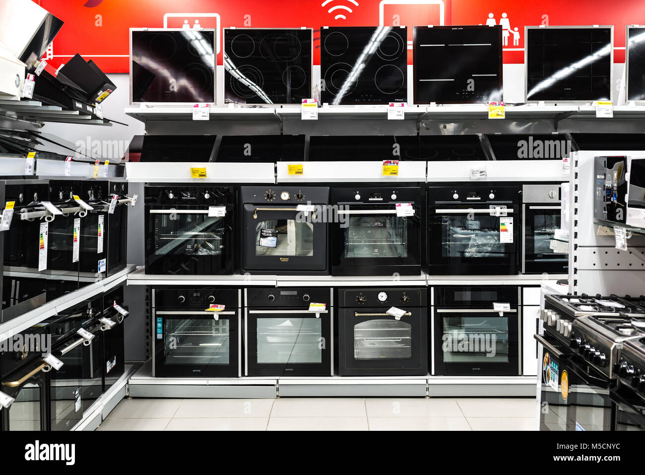 Moscou, Russie - le 20 février 2018. Four électrique et plaques de cuisson dans votre magasin d'électronique Eldorado Banque D'Images