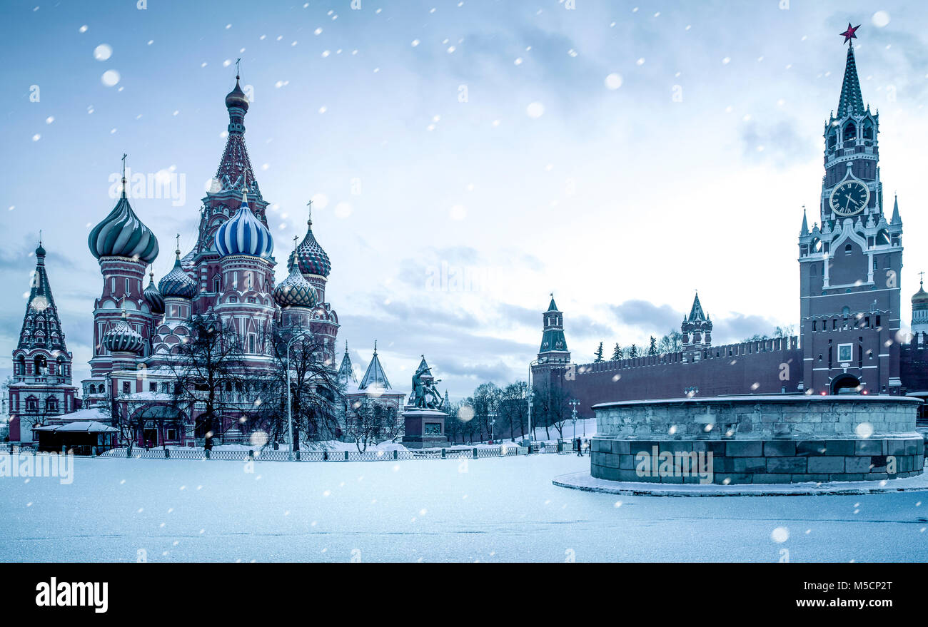 Le temps de Noël à Moscou - la neige qui tombe sur la Place Rouge Banque D'Images