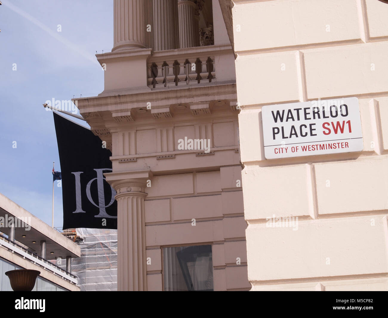 Union européenne avec la mise en berne du drapeau au London Eye en arrière-plan Banque D'Images