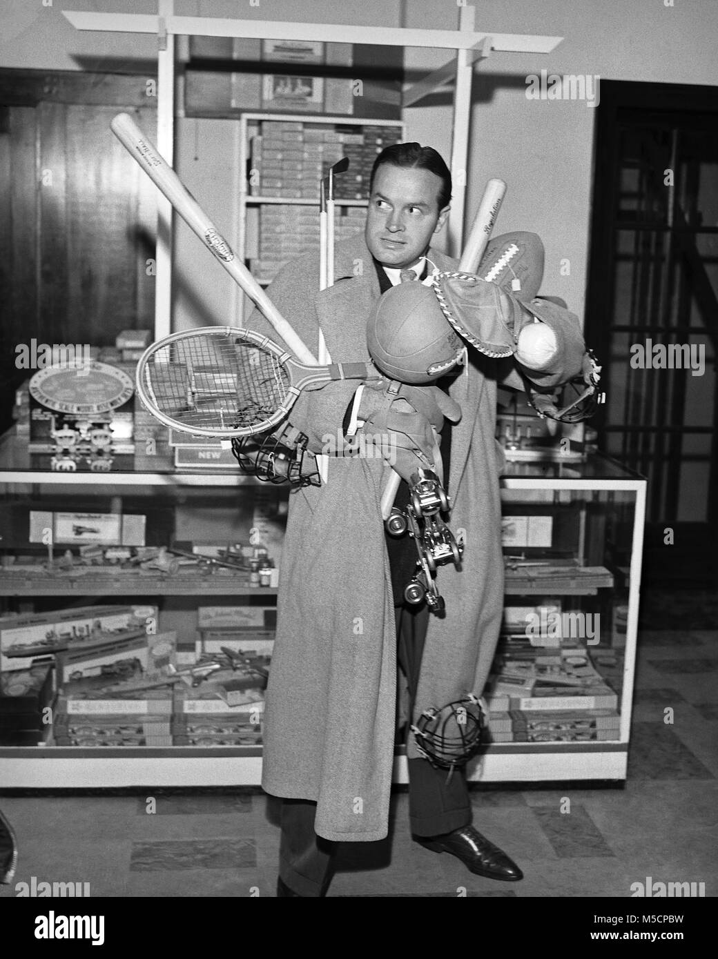 Bob Hope surchargé d'équipements de sport, le 19 novembre 1940. À partir de l'image négative de l'appareil photo d'origine Banque D'Images