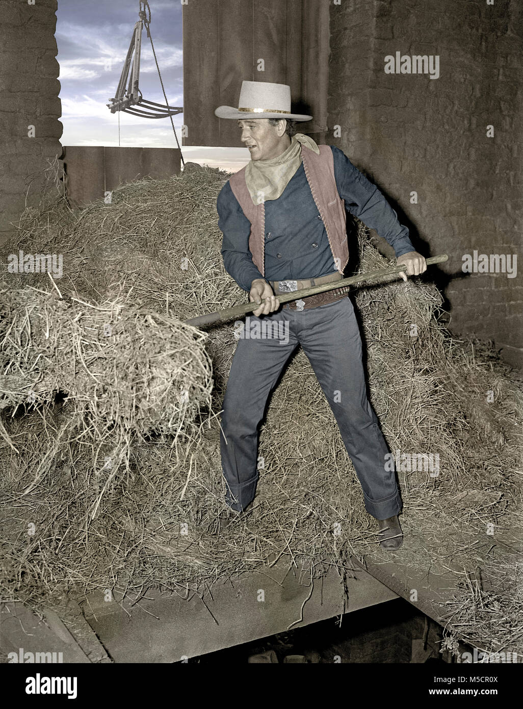 John Wayne dans la grange du film Angel et le Badman. Droit de l'original 4x5 po B&W négative de l'appareil photo. Banque D'Images