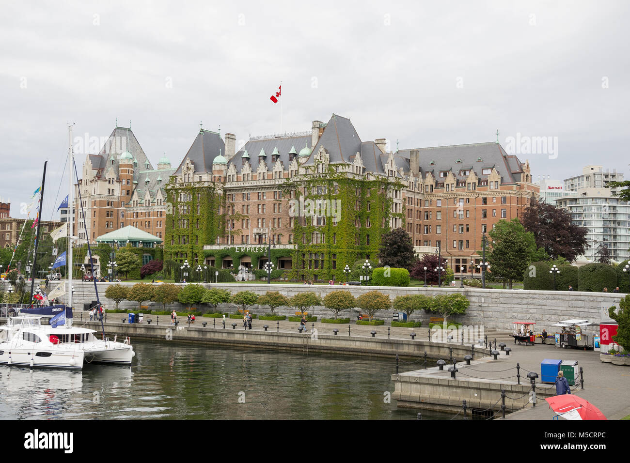 Voir l'hôtel Fairmont Empress de Victoria Inner Harbour dans l'île de Vancouver en Colombie-Britannique. Cet hôtel est l'un de l'hébergement de luxe en ville. Banque D'Images