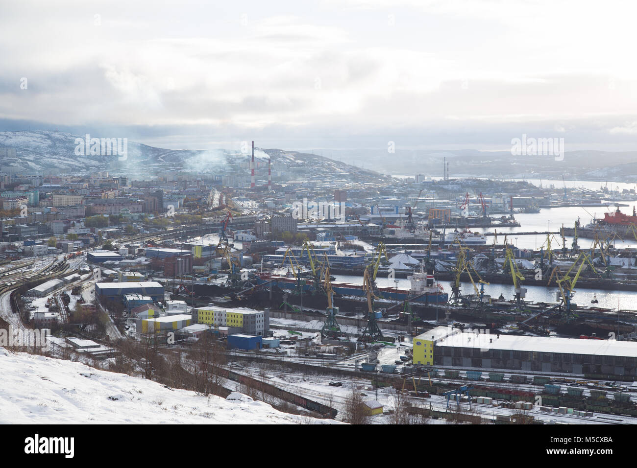 Mourmansk, Russie - le 20 octobre 2017 : Murmansk, vue sur la ville et sur la mer avec moorings haut. Banque D'Images