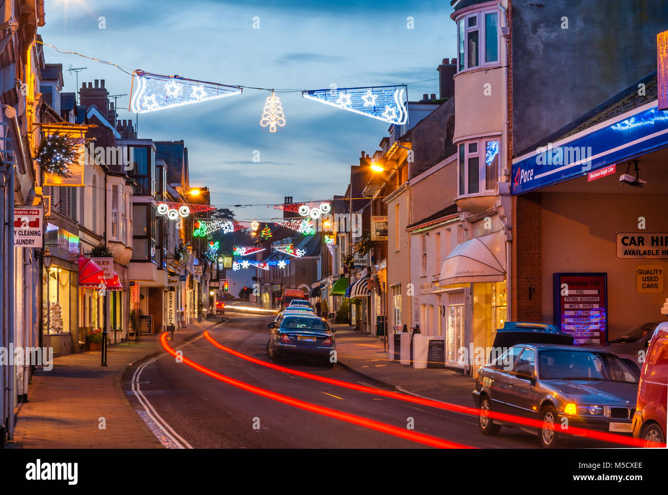 Budleigh High Street avec décorations de Noël et des sentiers de voiture. Banque D'Images