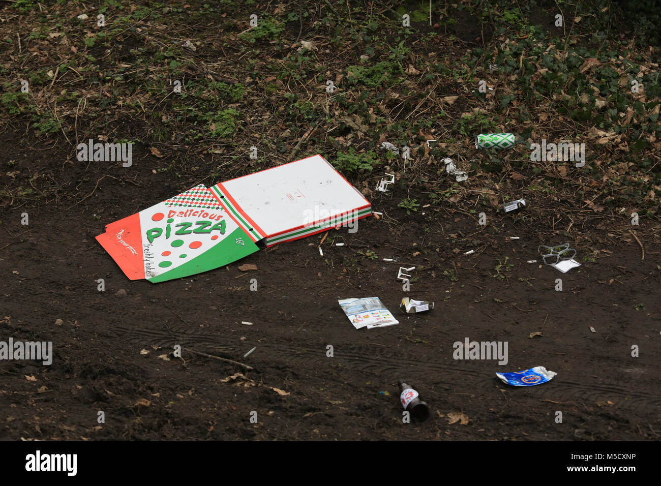 Boîte à pizza et un assortiment de boîtes et bouteilles lancées par une voiture dans la campagne près de Stourbridge, West Midlands, Royaume-Uni. Banque D'Images