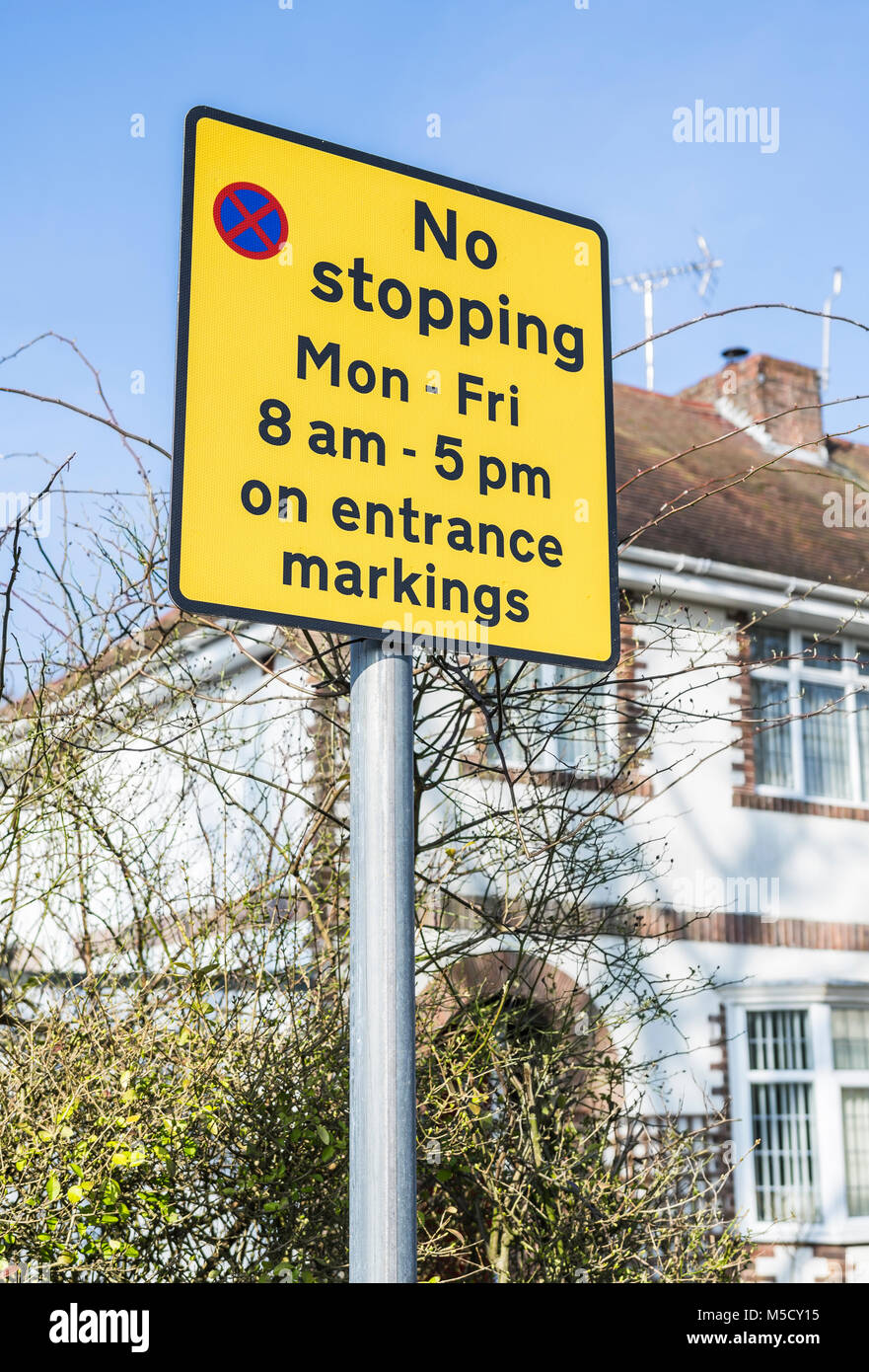 Aucun signe d'avertissement jaune arrêt sur l'accotement en Angleterre, Royaume-Uni. Banque D'Images