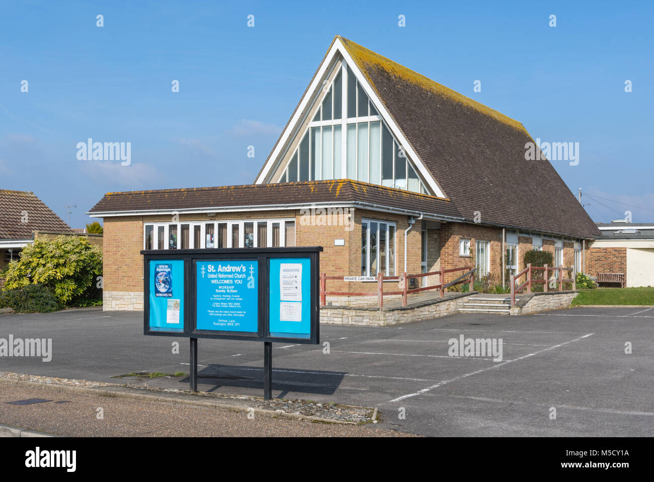 St Andrew, United Reformed Church, une construction de l'église britannique moderne avec un toit apex dans Norfolk Arms, West Sussex, Angleterre, Royaume-Uni. Banque D'Images