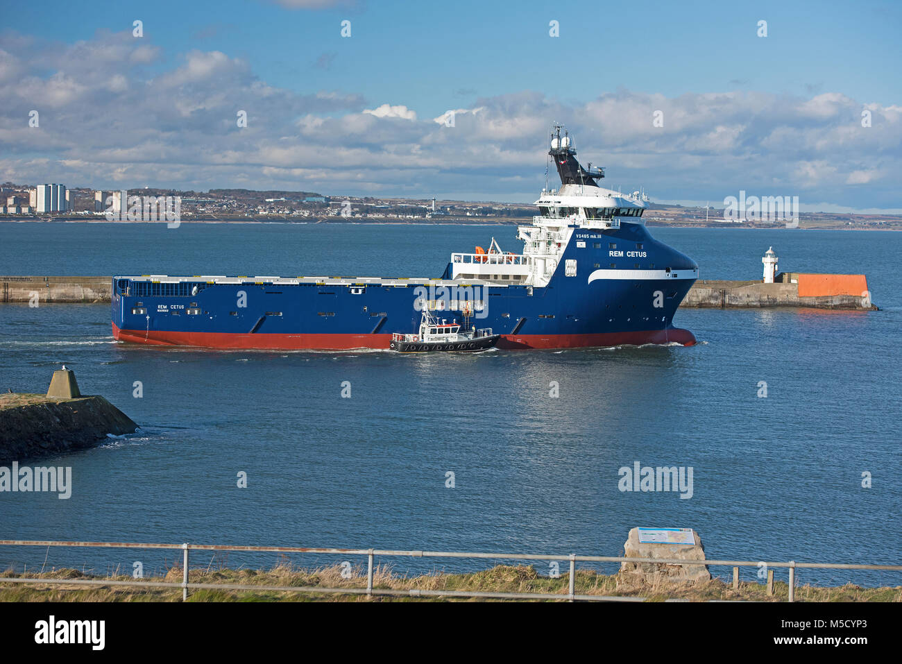 Le CETUS Vestland Mer du Nord au large navire partent de Aberdeen escorté par la Sea Shepherd bateau-pilote. Banque D'Images