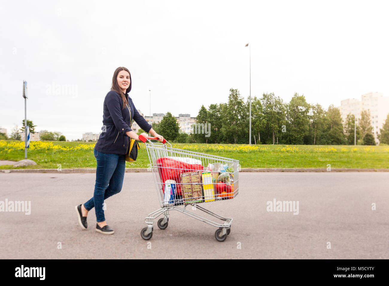 Gorgeous girl promenades avec panier panier d'accueil Banque D'Images