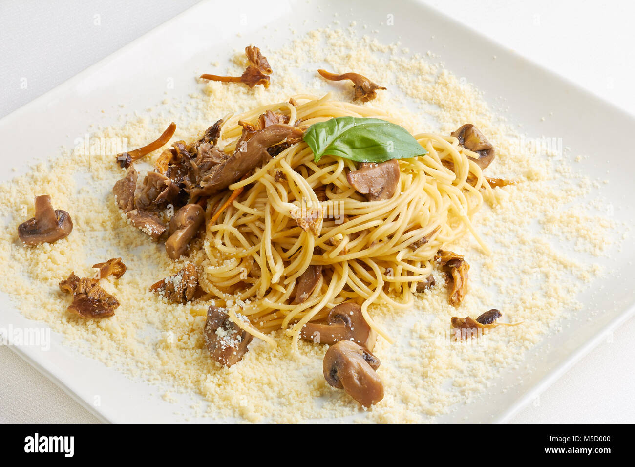 Spaghetti aux champignons, fromage et basilic Banque D'Images