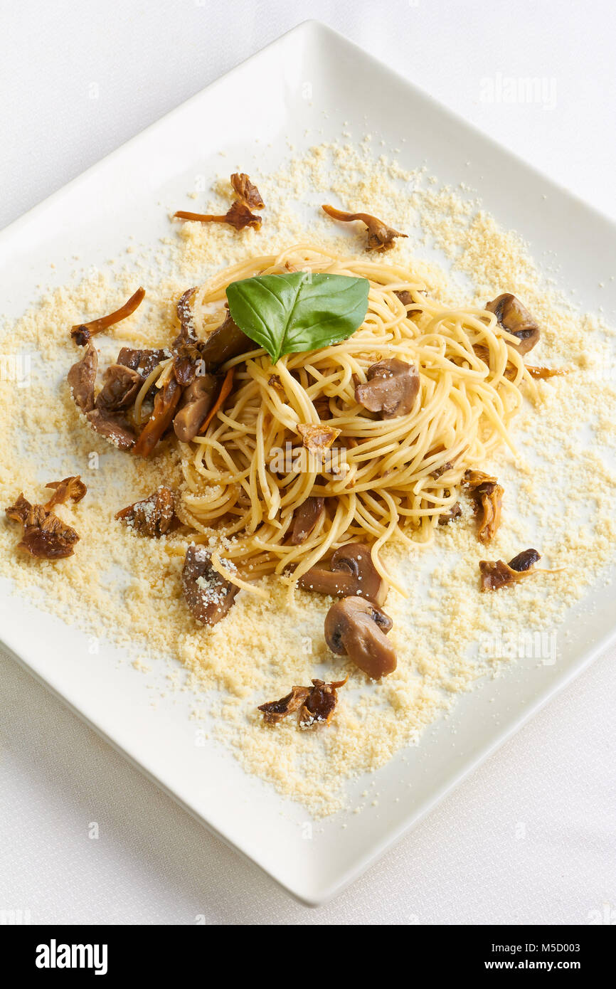 Spaghetti aux champignons et basilic fromage Banque D'Images