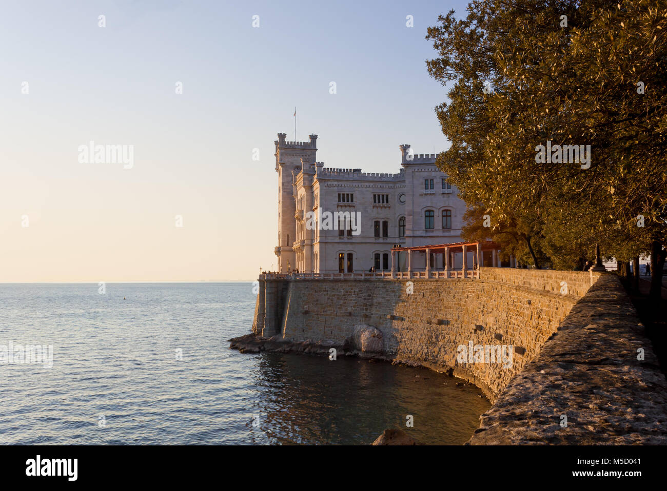 Château De Miramare à Trieste En Italie Lors Dun Coucher