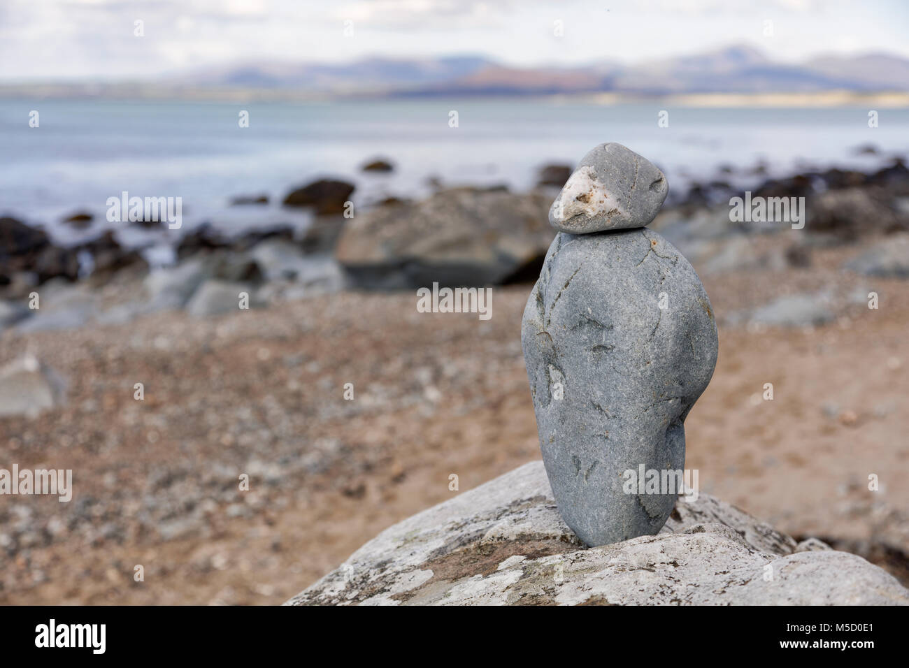 L'équilibre des pierres galets Zen sculpture sur une plage près de Harlech, dans le Nord du Pays de Galles Banque D'Images