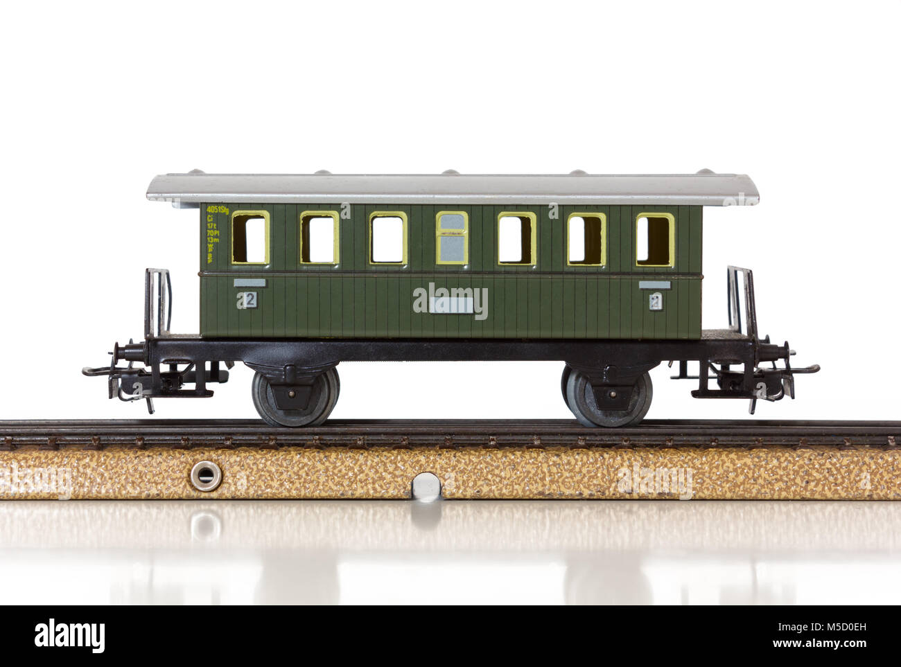 Vintage vert d'un modèle de voiture de tourisme sur les rails de trains électriques Banque D'Images
