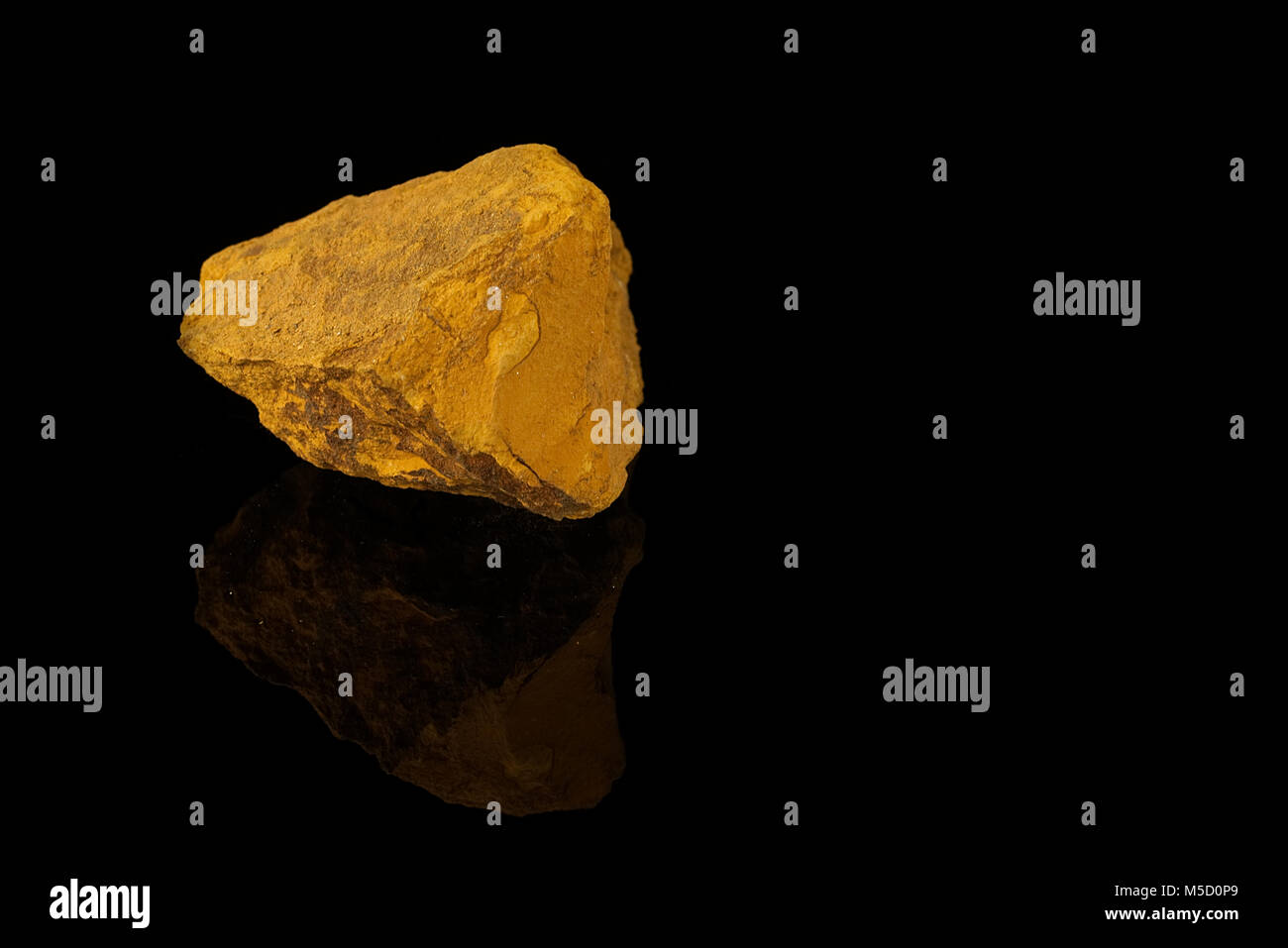 La limonite, le minerai de fer métal, oxyde de fer-hydroxyde, amorphe, mineraloid, grain fin, agrégat avec revêtement poudreux isolé sur fond noir.rock Banque D'Images