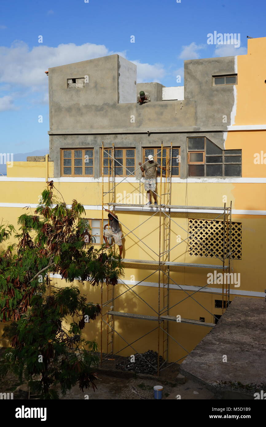 Peintre, la construction d'un échafaudage, Mindelo, île de Sao Vicente, Cap Vert Banque D'Images