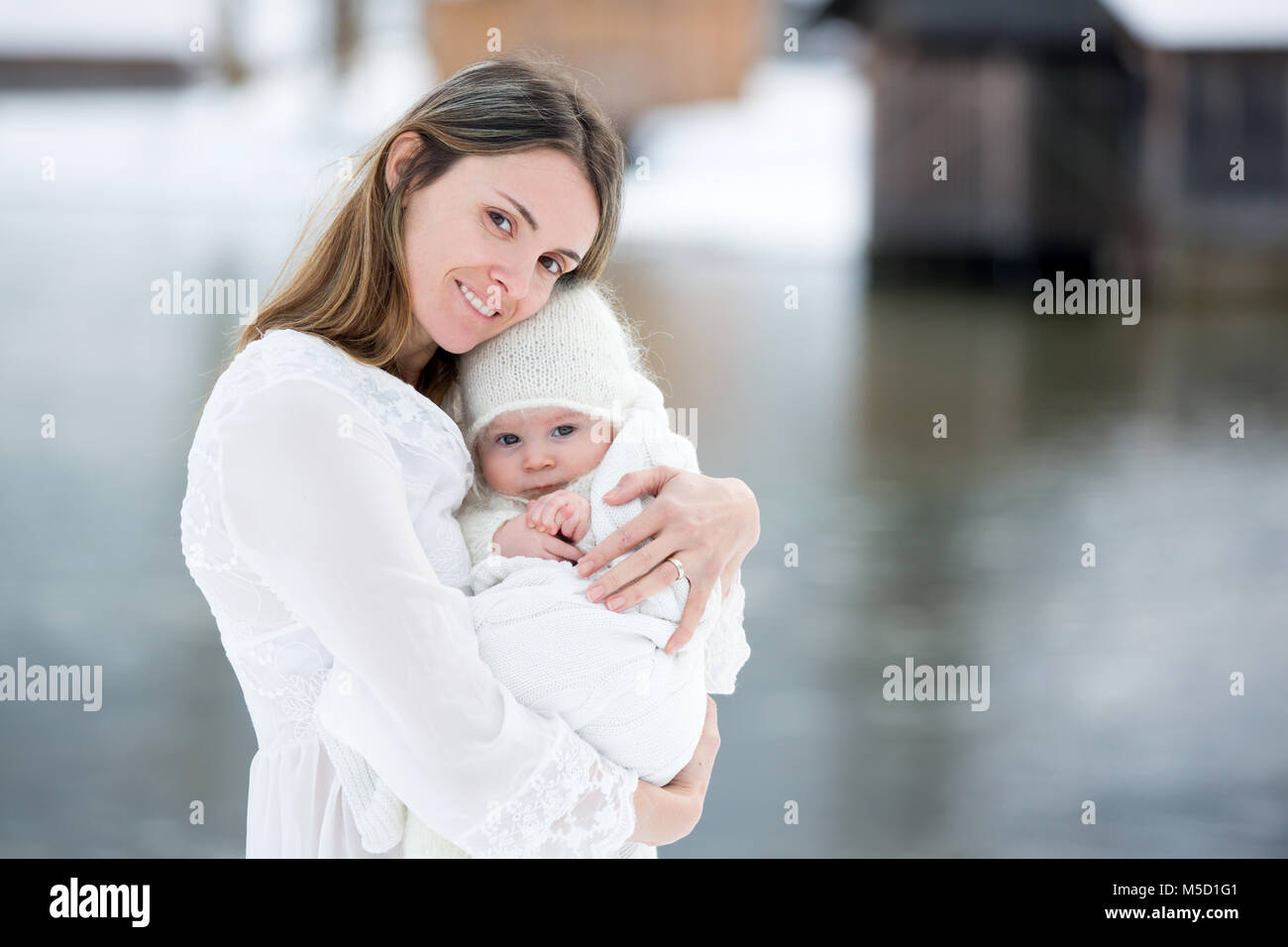 Belle Mere En Robe Blanche Et Mignon Bebe Garcon En Etoffes Onesie Ayant Pris Leur Belle Winter Outdoor Portrait Sur Un Jour De Neige De L Hiver Ensoleille Photo Stock Alamy Belle Mere En Robe Blanche Et Mignon Bebe Garcon En Etoffes Onesie Ayant Pris Leur Belle Winter Outdoor Portrait Sur Un Jour De Neige De L Hiver Ensoleille Photo Stock Alamy