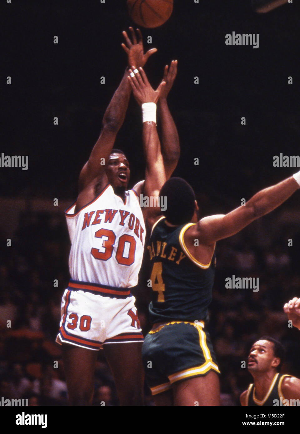 Bernard King des New York Knicks le tournage sur Adrian Dantley sur les Utah Jazz lors d'un match au Madison Square Garden en 1984. Banque D'Images